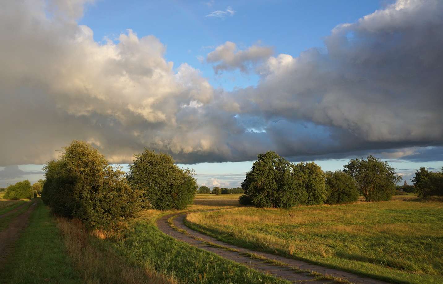 Himmel über den Salzwiesen