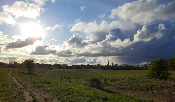 Himmel über den Salzwiesen